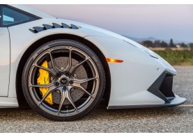 Lamborghini Huracan carbon fibre vented front fenders and rear bumper with diffuser