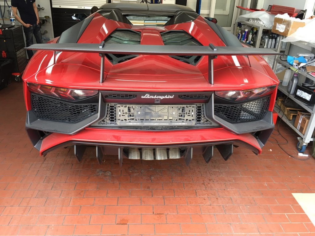 Lamborghini-Aventador-LP750-SV-carbon-body-kit (4)